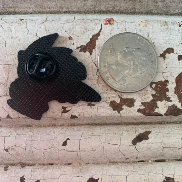 Brand new Sonic the Hedgehog inspired enamel pin - Picture 3 of 3